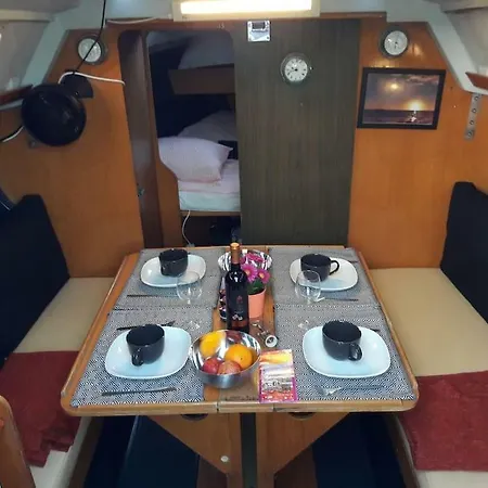 Love Boat With A Tour Båthotell