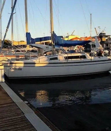 Love Boat With A Tour Båthotell